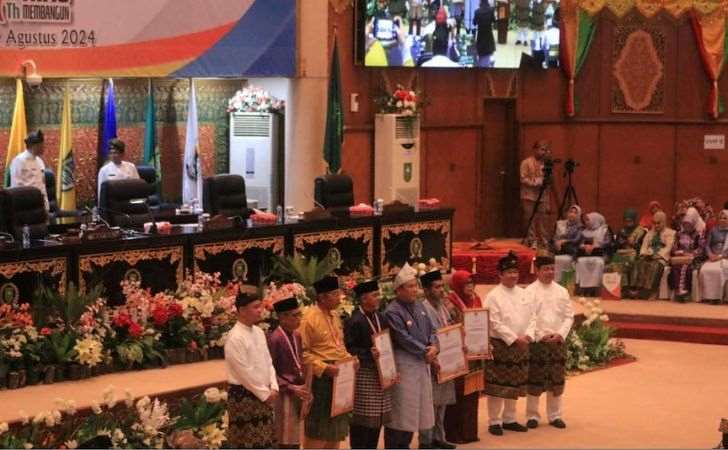 Hadir di Paripurna HUT ke-67 Riau, T Azwendi Fajri Ajak Perkuat Kolaborasi 5