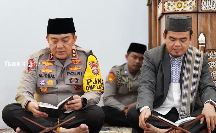 Kapolda-Riau-doa-bersama-di-masjid2.jpg