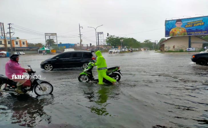 Kapolresta bantu pengendara2