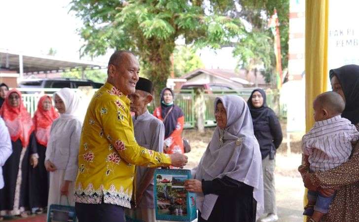 Kunjungi Posyandu di Kampar, Pj Gubri dan TP-PKK Riau Serahkan Bantuan untuk Balita dan Lansia 7