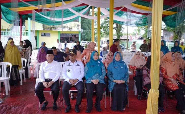 Kunjungi Posyandu di Kampar, Pj Gubri dan TP-PKK Riau Serahkan Bantuan untuk Balita dan Lansia 8