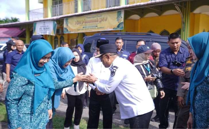 Kunjungi Posyandu di Kampar, Pj Gubri dan TP-PKK Riau Serahkan Bantuan untuk Balita dan Lansia 9