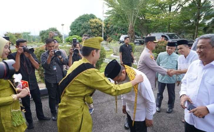 Kunker ke Rohul, Abdul Wahid Tinjau Jembatan Miring Sungai Rokan Ujung Batu3