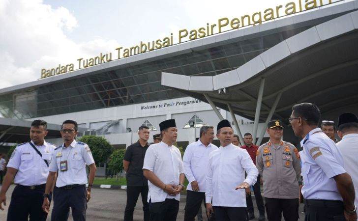 Kunker ke Rohul, Abdul Wahid Tinjau Jembatan Miring Sungai Rokan Ujung Batu5