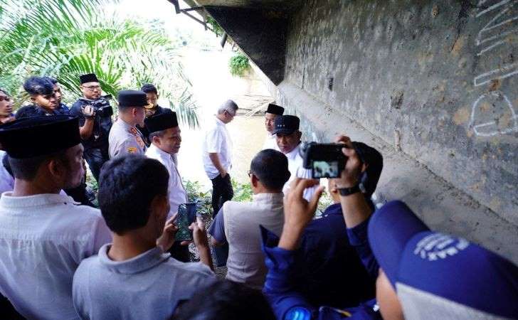 Kunker ke Rohul, Abdul Wahid Tinjau Jembatan Miring Sungai Rokan Ujung Batu6