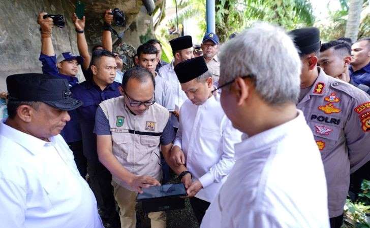 Kunker ke Rohul, Abdul Wahid Tinjau Jembatan Miring Sungai Rokan Ujung Batu7