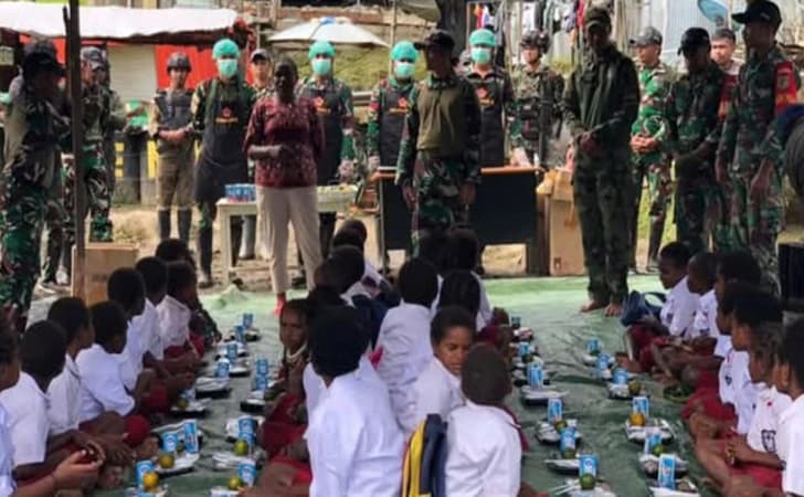 Makan-bergizi-gratis-di-papua1.jpg