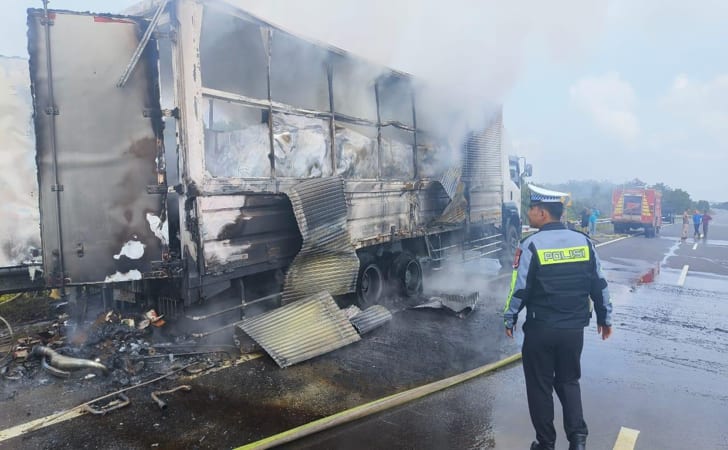 Mobil terbakar7