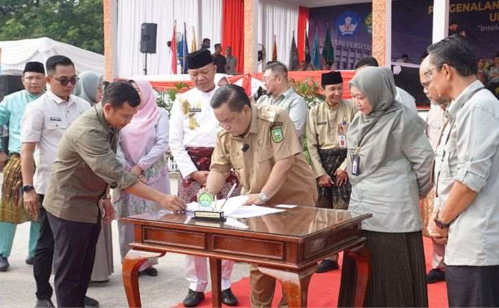 Pj Gubernur Riau Serahkan Aset Hibah ke Universitas Riau 4