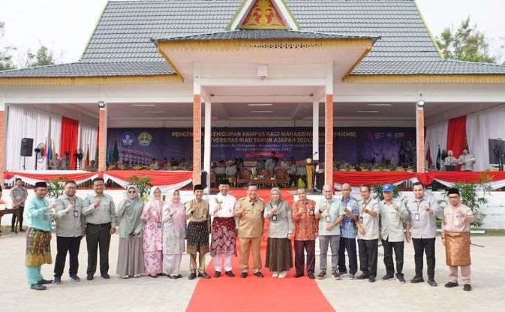 Pj Gubernur Riau Serahkan Aset Hibah ke Universitas Riau 5