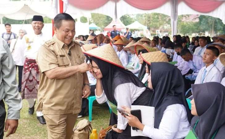 Pj Gubernur Riau Serahkan Aset Hibah ke Universitas Riau 8