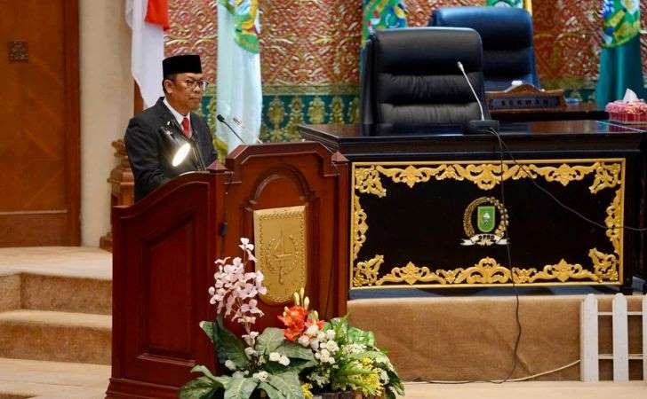 Pj Gubri Serahkan Nota Pengantar Ranperda Tentang Perubahan APBD 2024 Kepada DPRD Riau 4