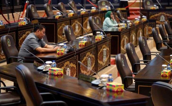 Pj Gubri Serahkan Nota Pengantar Ranperda Tentang Perubahan APBD 2024 Kepada DPRD Riau 7