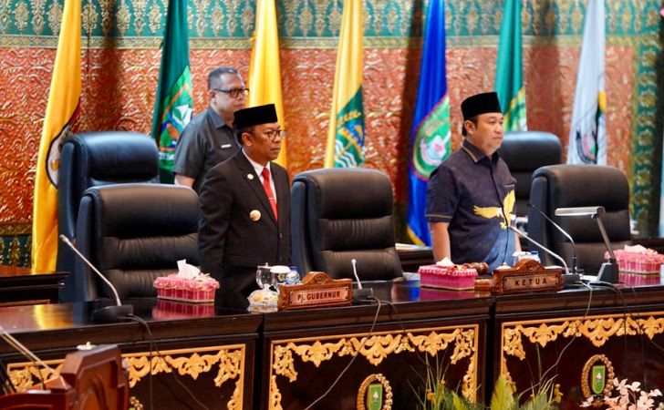 Pj Gubri Serahkan Nota Pengantar Ranperda Tentang Perubahan APBD 2024 Kepada DPRD Riau 8