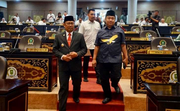 Pj Gubri Serahkan Nota Pengantar Ranperda Tentang Perubahan APBD 2024 Kepada DPRD Riau 9