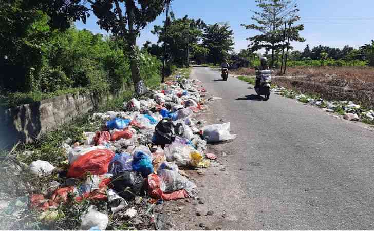 Sampah-menumpuk-di-TPS-Jalan-Purwodadi.jpg