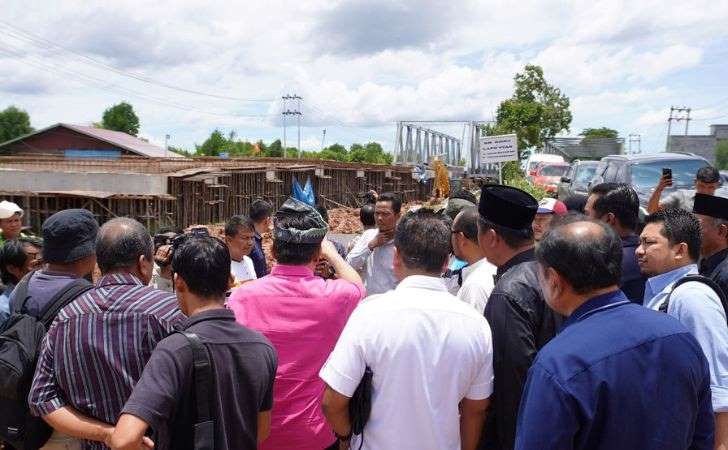 Sekdaprov Riau Tinjau Pembangunan Jembatan Sungai Mesjid Dumai 4