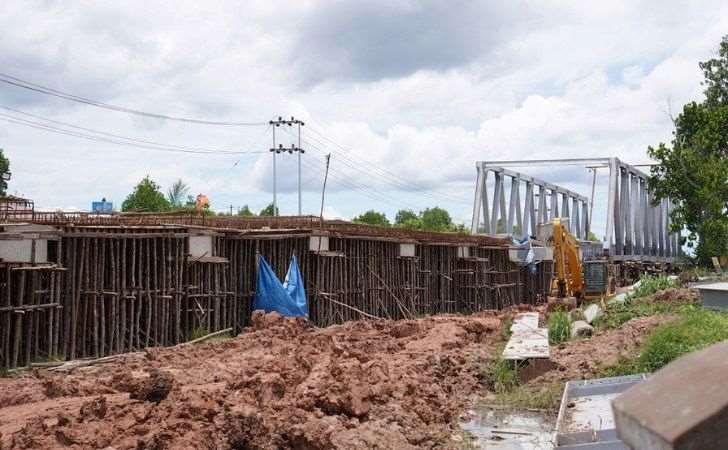 Sekdaprov Riau Tinjau Pembangunan Jembatan Sungai Mesjid Dumai 5