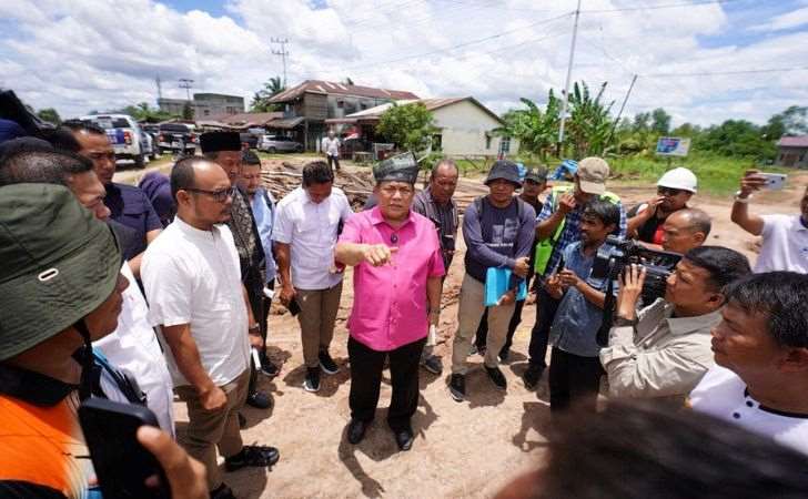 Sekdaprov Riau Tinjau Pembangunan Jembatan Sungai Mesjid Dumai 6