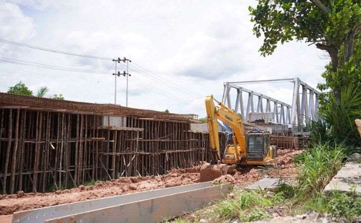 Sekdaprov Riau Tinjau Pembangunan Jembatan Sungai Mesjid Dumai 8