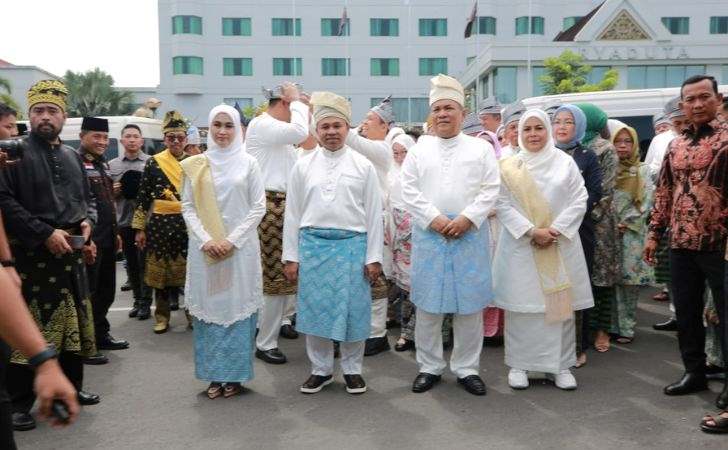 Suasana Khidmat Selimuti Tepuk Tepung Tawar Gubri Wahid dan Wagubri SF Hariyanto 3