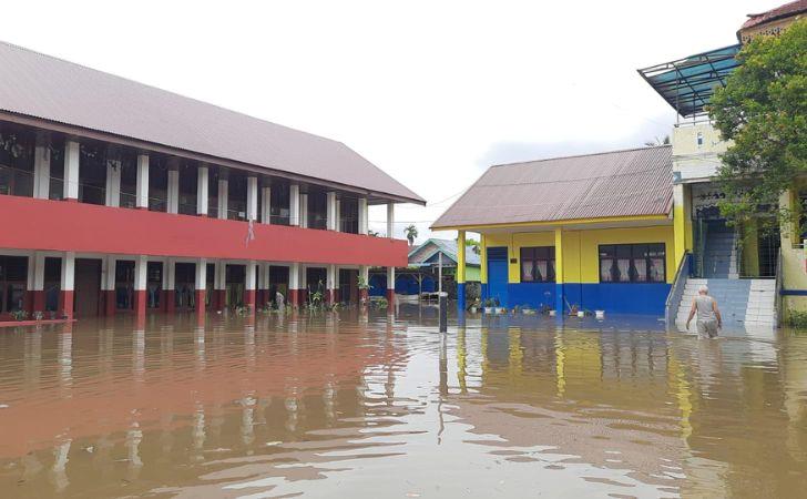 15-Sekolah-di-Kota-Pekanbaru-Diliburkan-Sementara-Akibat-Banjir.jpg