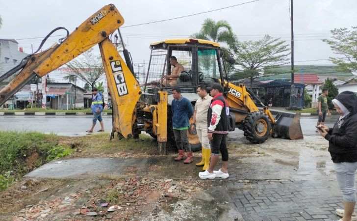 Alat-Berat-Dikerahkan-di-Jalan-Harapan-Bersihkan-Saluran-Air-Bikin-Banjir.jpg