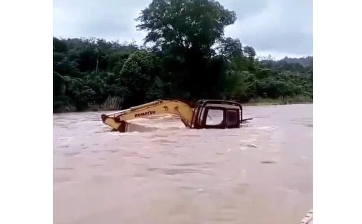 Alat-berat-terseret-arus-sungai-sahilan.jpg