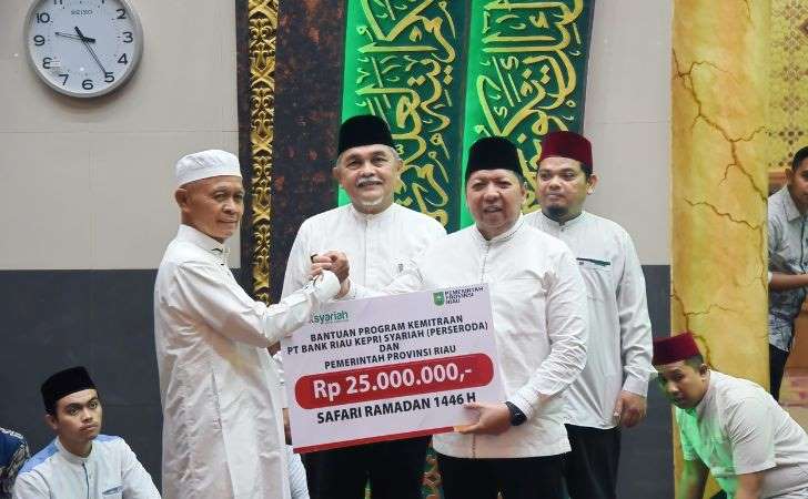 BRK-Syariah-Serahkan-Bantuan-CSR-Rp25-Juta-dalam-Safari-Ramadan-Pemprov-Riau.jpg