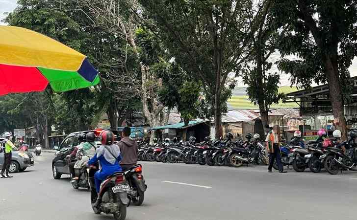 Bahu-Jalan-A-Yani-Jadi-Lokasi-Parkir-Warga-Bikin-Macet.jpg