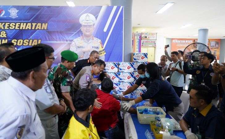 Bakti-Untuk-Negeri-Dirlantas-Polda-Riau-Bagikan-8.000-Paket-Sembako-di-Terminal-AKAP.jpg