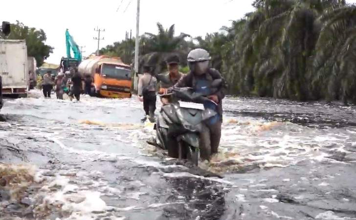 Banjir-Genangi-Jalan-di-Pelalawan-Kendaraan-Terjebak-Hingga-Satu-Kilometer.jpg