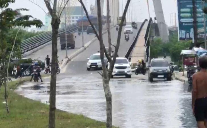 Banjir-Rendam-Jalan-Sudirman-Ujung-Pekanbaru-Kendaraan-Terpaksa-Putar-Arah.jpg