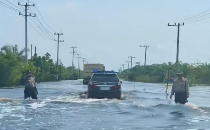 Banjir-di-Jalintim-KM-83-Pelalawan3.jpg