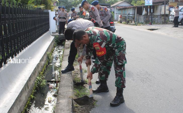 Brimob-dan-koramil-kerja-bakti.jpg