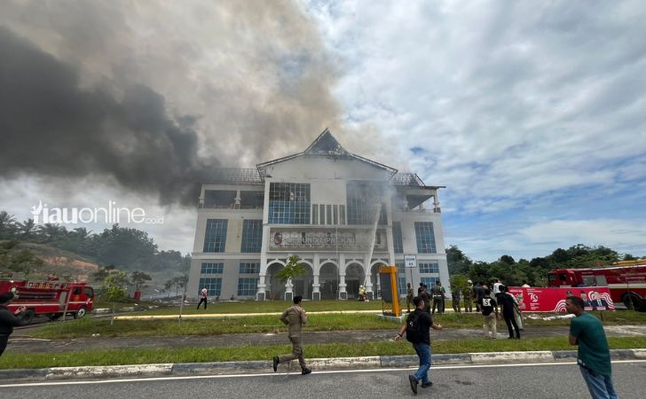 Damkar-di-gedung-lipat-kajang.jpg