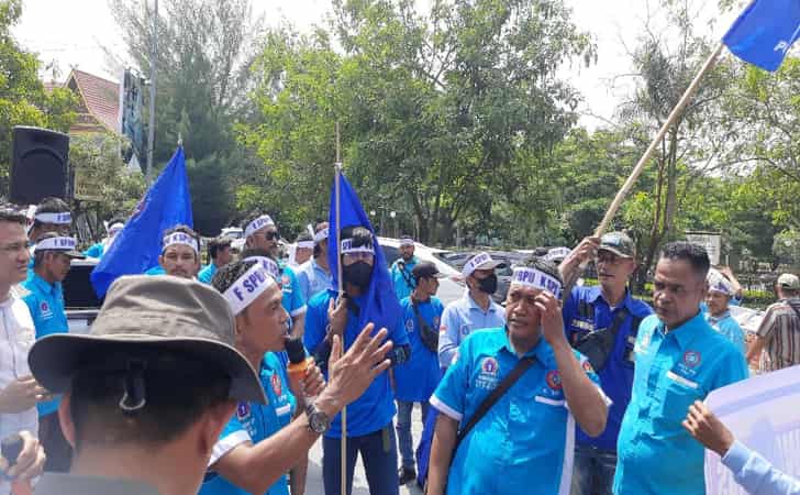 Demo-buruh-di-MPP-Pekanbaru.jpg