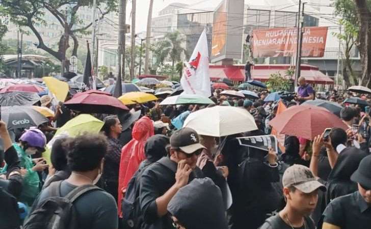 Diguyur-Hujan-Massa-Aksi-di-Patung-Kuda-Masih-Bertahan.jpg