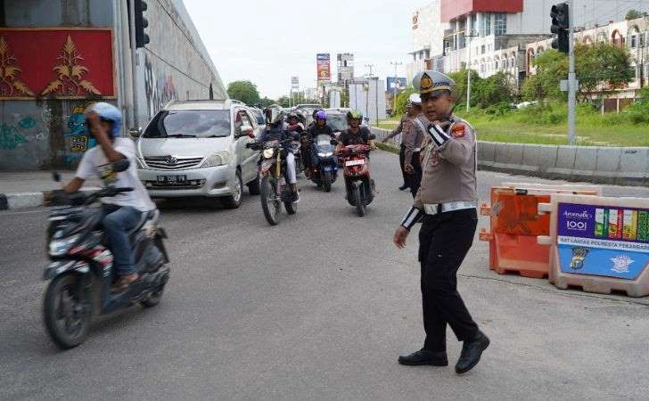 Ditlantas-Polda-Riau-Kerahkan-552-Personel-di-Titik-Rawan-Kemacetan-di-Pekanbaru.jpg