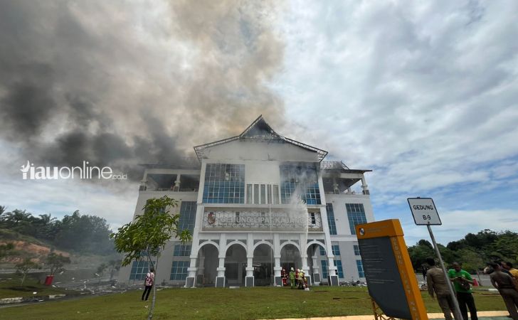 Gedung-Lipat-Kajang-terbakar2.jpg