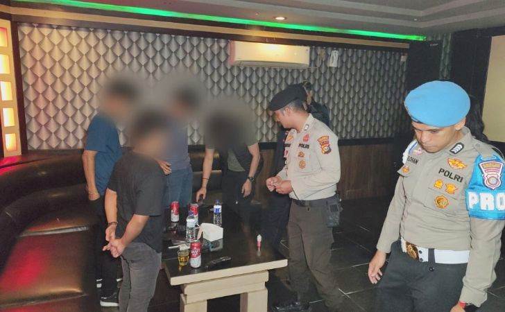 Gelar-Razia-di-THM-Petugas-Polresta-Pekanbaru-Cek-Urine-Pengunjung.jpg