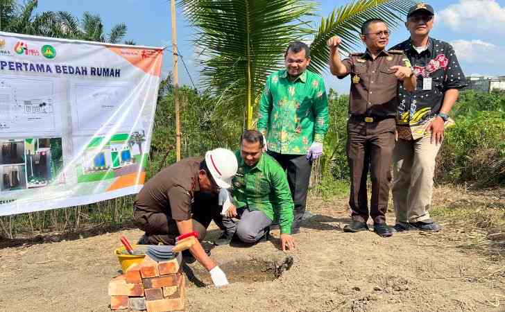 HBA-ke-64-Adhyaksa-Kejati-Riau-dan-BAZNAS-Gelar-Program-Bedah-Rumah.jpg