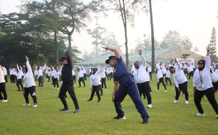 Hari-Kedua-Retret-Ratusan-Kepala-Daerah-Ikut-Senam-Pagi.jpg