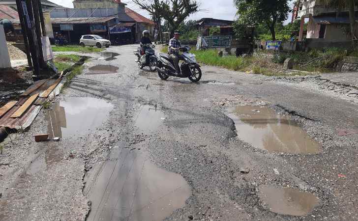 Jalan-Garuda-Ujung-Rusak-dan-Berlubang-Pengendara-Was-was.jpg