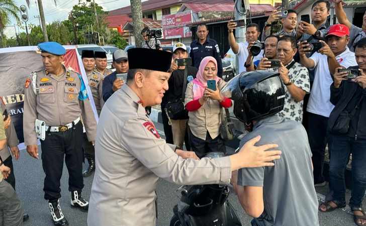 Jenderal-Bintang-Dua-dan-Satu-Turun-Ke-Jalan-Beri-Paket-Takjil-pada-Pengendara.jpg