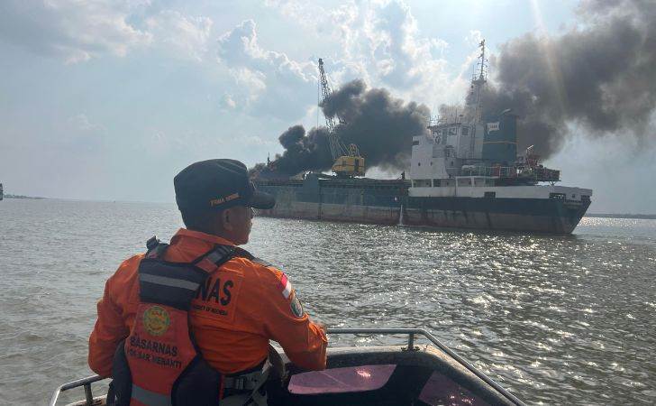 Kapal-Tanker-Muatan-Sagu-Tujuan-Cirebon-Terbakar-di-Tengah-Laut.jpg