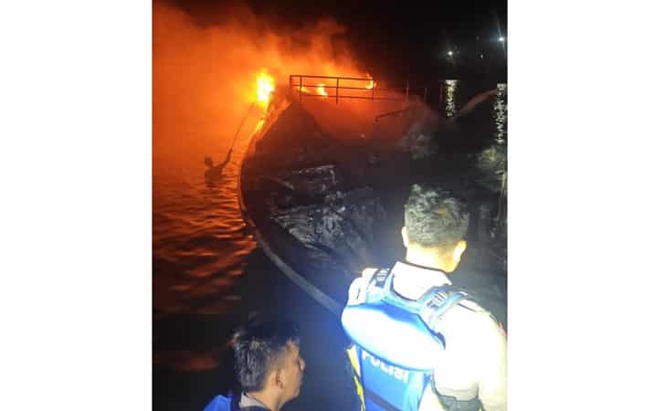 Kapal-pengangkut-sayur-terbakar.jpg