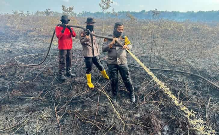 Kapolres-Meranti-padamkan-karhutla.jpg