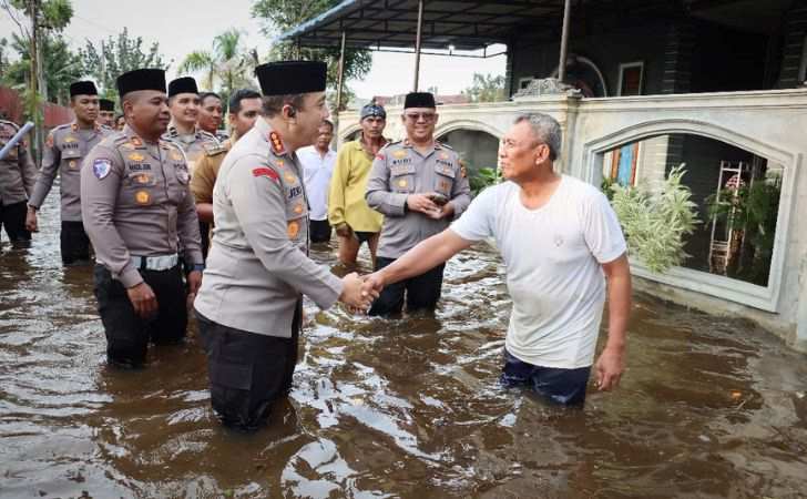 Kapolresta-Pekanbaru-Tinjau-Lokasi-Banjir-di-Kecamatan-Rumbai.jpg