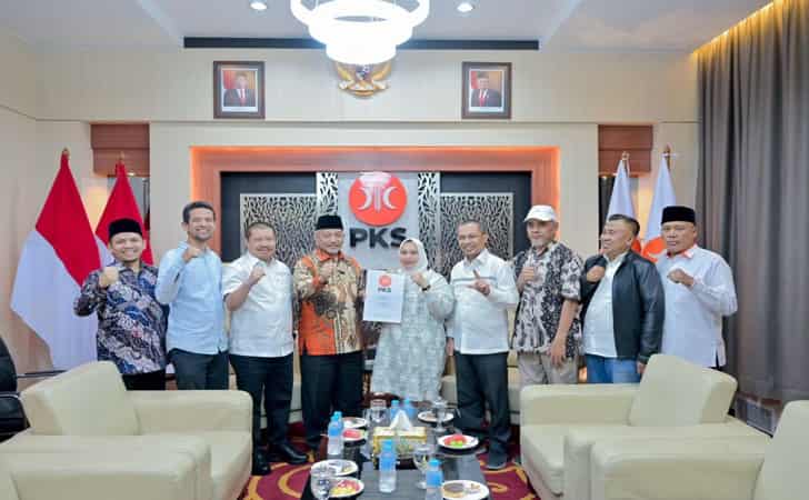 Kasmarni-bagus-terima-sk-dari-PKS.jpg